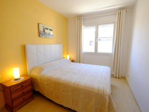 Postel nebo postele na pokoji v ubytování Apartment Eurosol-7 by Interhome
