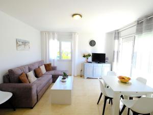 TV a/nebo společenská místnost v ubytování Apartment Eurosol-7 by Interhome