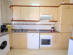 Kuchyň nebo kuchyňský kout v ubytování Apartment Eurosol-7 by Interhome