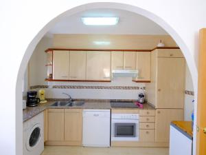 Kuchyň nebo kuchyňský kout v ubytování Apartment Eurosol-7 by Interhome