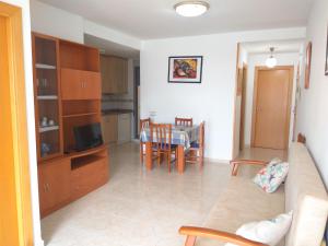 ベニカルロにあるApartment Benicarlo by Interhomeのソファとテーブルのあるリビングルームとキッチン