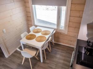 une petite maison avec une table et des chaises blanches dans l'établissement Holiday Home Kolin kangastus apila 1 by Interhome, à Kolinkylä 27 autres photos