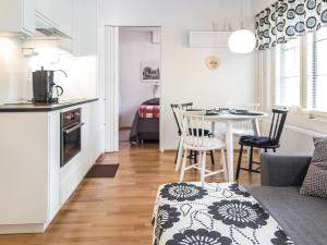 uma cozinha e sala de estar com mesa e cadeiras em Holiday Home Point vale 3 by Interhome em Tahkovuori