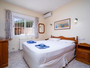 una camera da letto con un grande letto bianco e una finestra di Holiday Home Castellons Vida by Interhome a Teulada