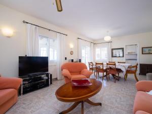 un soggiorno con un divano, una TV e un tavolo di Holiday Home Castellons Vida by Interhome a Teulada