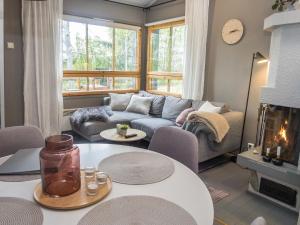 - un salon avec un canapé et une cheminée dans l'établissement Holiday Home Rukaköngäs 21 by Interhome, à Ruka