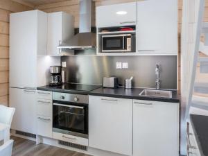 Kuchyň nebo kuchyňský kout v ubytování Holiday Home Kolin kangastus kielo 3 by Interhome