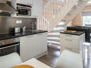 Kuchyň nebo kuchyňský kout v ubytování Holiday Home Kolin kangastus kielo 3 by Interhome