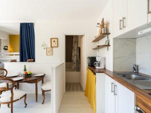 ครัวหรือมุมครัวของ Apartment L'Amiral by Interhome