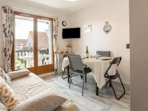 Televízia a/alebo spoločenská miestnosť v ubytovaní Apartment Fleur Marine-31 by Interhome