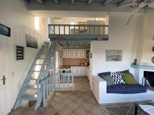 ein Zimmer mit einer Treppe und einem Bett in einem Zimmer in der Unterkunft Vourkari BayHouse in Vourkari