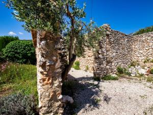 A garden outside Villa Villa Mandana by Interhome