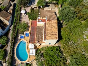 The swimming pool at or close to Villa Villa Mandana by Interhome