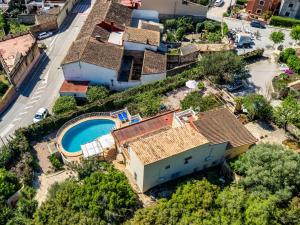 The swimming pool at or close to Villa Villa Mandana by Interhome