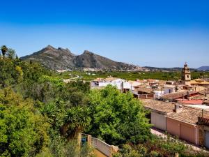 A general mountain view or a mountain view taken from A villát