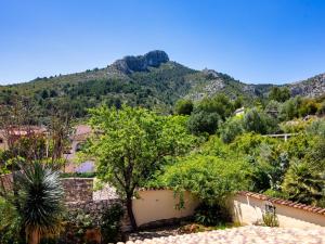 A general mountain view or a mountain view taken from A villát
