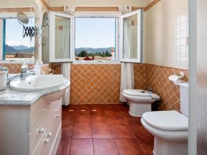 A bathroom at Villa Villa Mandana by Interhome