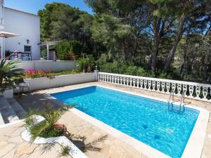 Bazén v ubytování Villa Villa Marina by Interhome nebo v jeho okolí