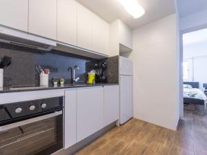 Kuchyň nebo kuchyňský kout v ubytování Apartment Rodas-3 by Interhome