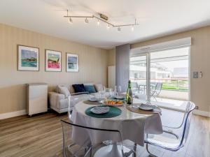 Posedenie v ubytovaní Apartment Résidence Parc Saint-Clément by Interhome