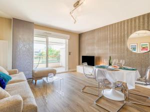 Televízia a/alebo spoločenská miestnosť v ubytovaní Apartment Résidence Parc Saint-Clément by Interhome