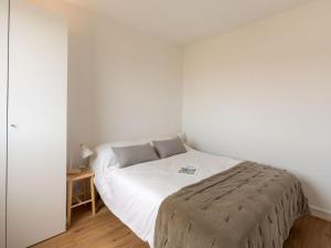 מיטה או מיטות בחדר ב-Apartment Les Hélianthes-2 by Interhome