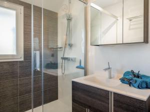 Kúpeľňa v ubytovaní Apartment Résidence Parc Saint-Clément by Interhome