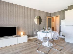 Televízia a/alebo spoločenská miestnosť v ubytovaní Apartment Résidence Parc Saint-Clément by Interhome