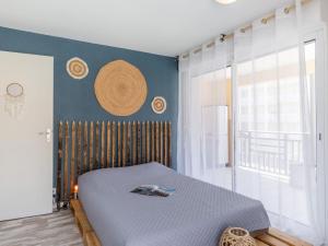 Ένα ή περισσότερα κρεβάτια σε δωμάτιο στο Apartment Les jardins de l'oyat-1 by Interhome
