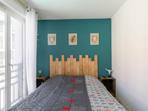 Ένα ή περισσότερα κρεβάτια σε δωμάτιο στο Apartment Les jardins de l'oyat-1 by Interhome