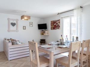 Μια τηλεόραση ή/και κέντρο ψυχαγωγίας στο Apartment Les jardins de l'oyat-1 by Interhome