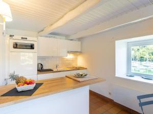 eine Küche mit einer Schale Obst auf der Theke in der Unterkunft Holiday Home La Chaumière by Interhome in Névez