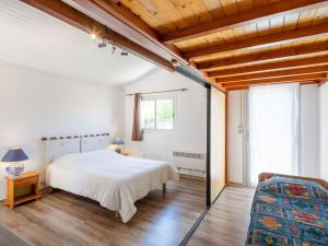 - une chambre avec un grand lit blanc et une fenêtre dans l'établissement Holiday Home Mésanges by Interhome, à Saint-Palais-sur-Mer
