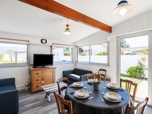 サン・パレ・シュル・メールにあるHoliday Home Mésanges by Interhomeのテーブルと椅子とテレビのあるダイニングルーム +17枚の写真