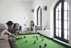 a man and woman playing pool in a living room at Hotel Pałac Jugowice in Jugowice