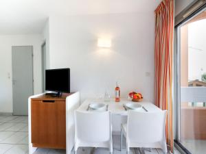 Televízia a/alebo spoločenská miestnosť v ubytovaní Apartment Primavera-2 by Interhome + 17 fotografií