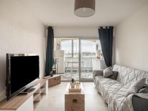 Televízia a/alebo spoločenská miestnosť v ubytovaní Apartment Les Héliades-2 by Interhome