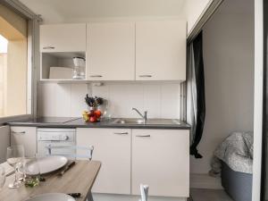 Kuchyňa alebo kuchynka v ubytovaní Apartment Les Héliades-2 by Interhome