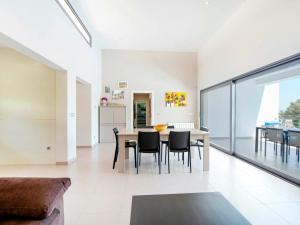 uma sala de jantar e cozinha com mesa e cadeiras em Villa Bellveure by Interhome em Benissa