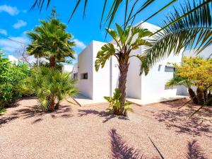 uma casa branca com palmeiras em frente em Villa Bellveure by Interhome em Benissa
