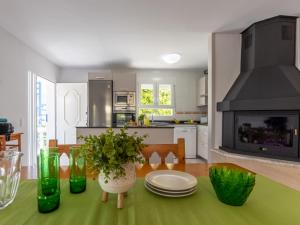 cocina con mesa con platos y chimenea en Holiday Home Stefania by Interhome, en Riumar
