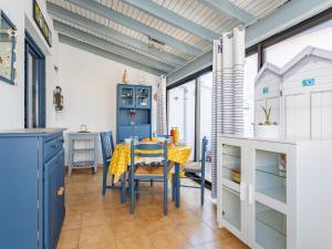 ein Esszimmer mit einem Tisch und Stühlen in der Unterkunft Holiday Home Le Canigounenc by Interhome in Sainte-Marie