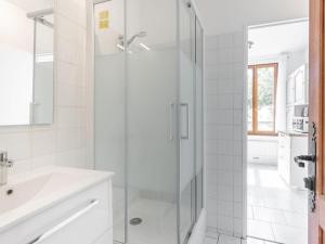 Kúpeľňa v ubytovaní Holiday Home Le Mimosa Normand by Interhome
