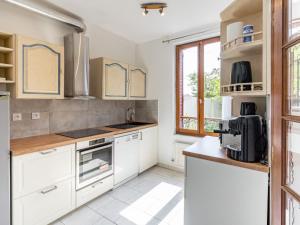 Kuchyňa alebo kuchynka v ubytovaní Holiday Home Le Mimosa Normand by Interhome