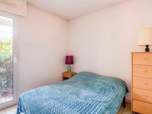 アルカションにあるApartment Océane by Interhomeのベッドとドレッサーと窓のある寝室