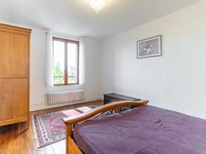 sypialnia z łóżkiem i oknem w obiekcie Holiday Home Le Mimosa Normand by Interhome w mieście Dives-sur-Mer +11 zdjęć