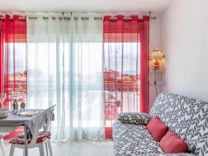 salon z kanapą i stołem w obiekcie Apartment Port Plage 2 by Interhome w mieście Le Barcarès +37 zdjęć