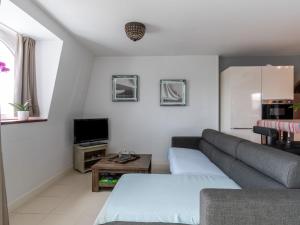 salon z kanapą i stołem w obiekcie Apartment Maïlys by Interhome w Arcachon