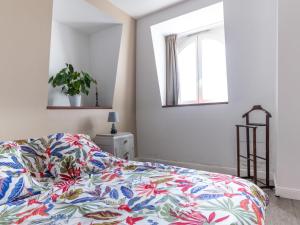 sypialnia z łóżkiem i oknem w obiekcie Apartment Maïlys by Interhome w Arcachon