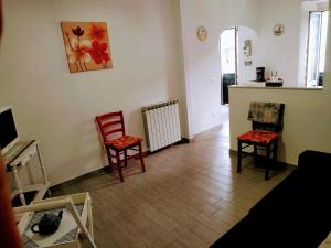 - un salon avec deux chaises et un tableau mural dans l'établissement Casa Irma, à Chiusavecchia